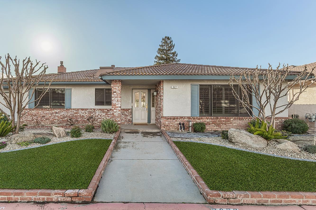 7677 N Gearhart Ave, Fresno, CA 93720