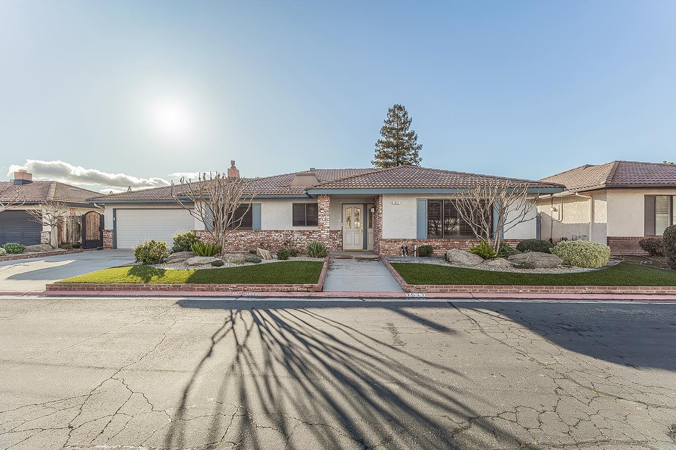 7677 N Gearhart Ave, Fresno, CA 93720