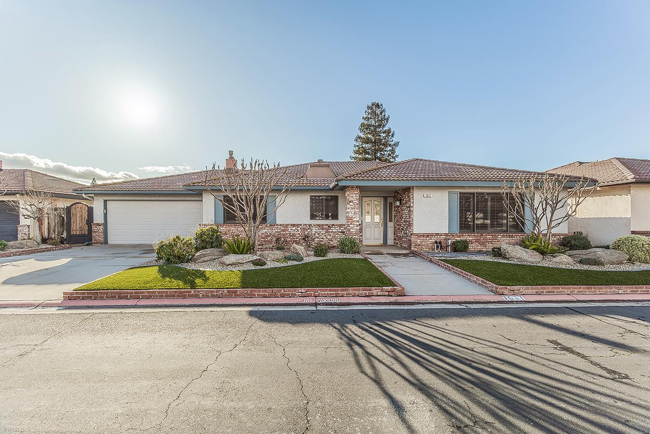 7677 N Gearhart Ave, Fresno, CA 93720
