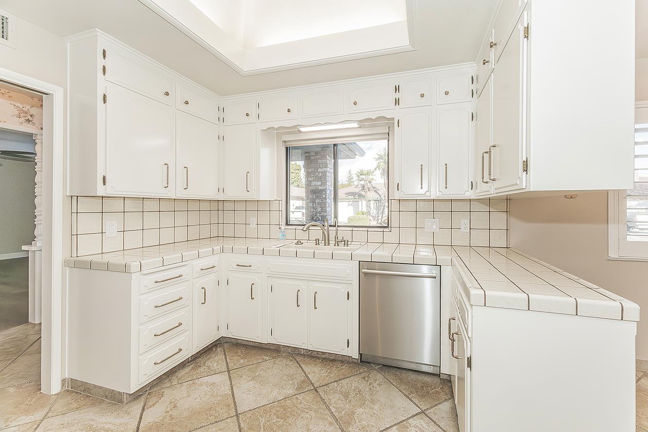 7677 N Gearhart Ave, Fresno, CA 93720