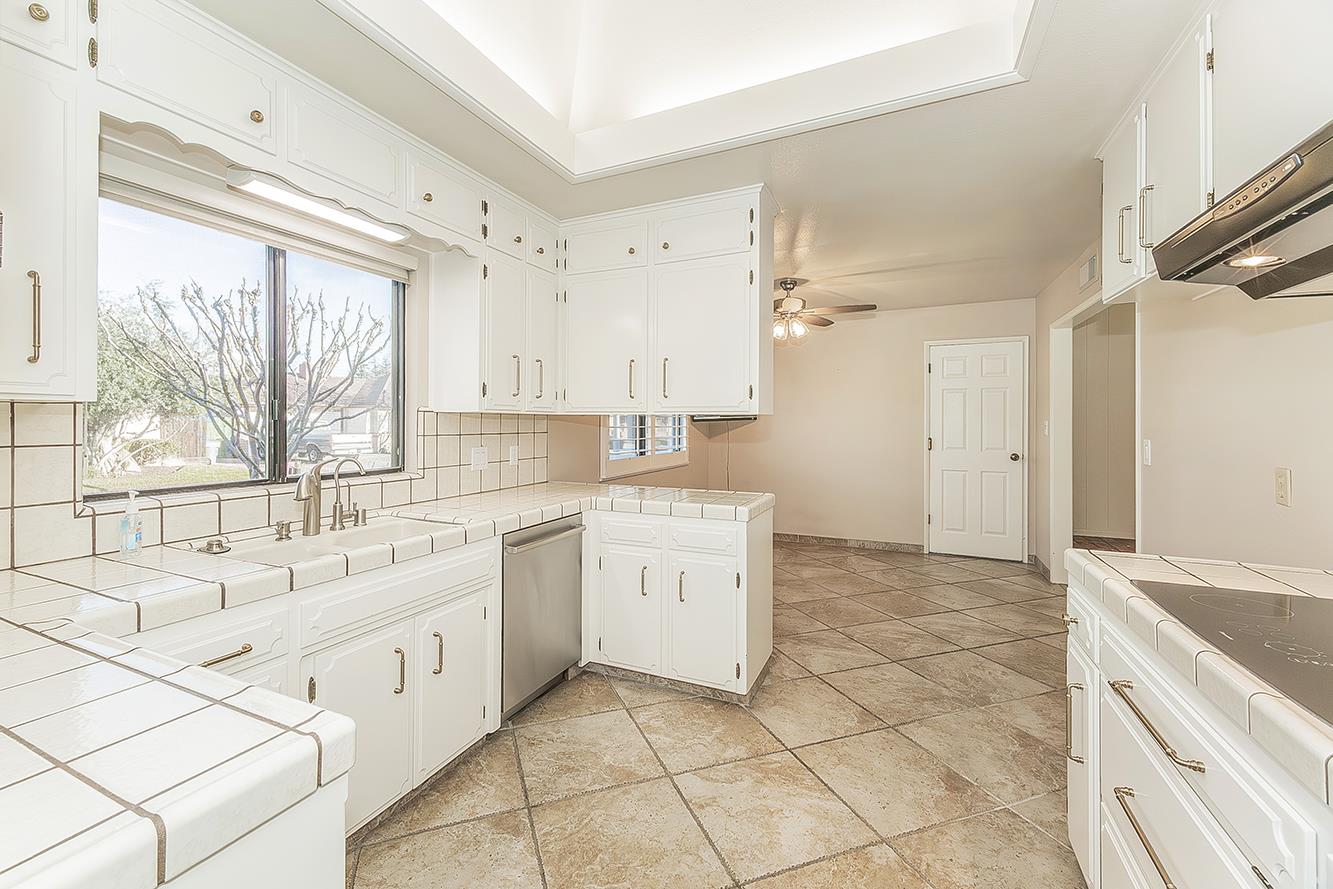 7677 N Gearhart Ave, Fresno, CA 93720