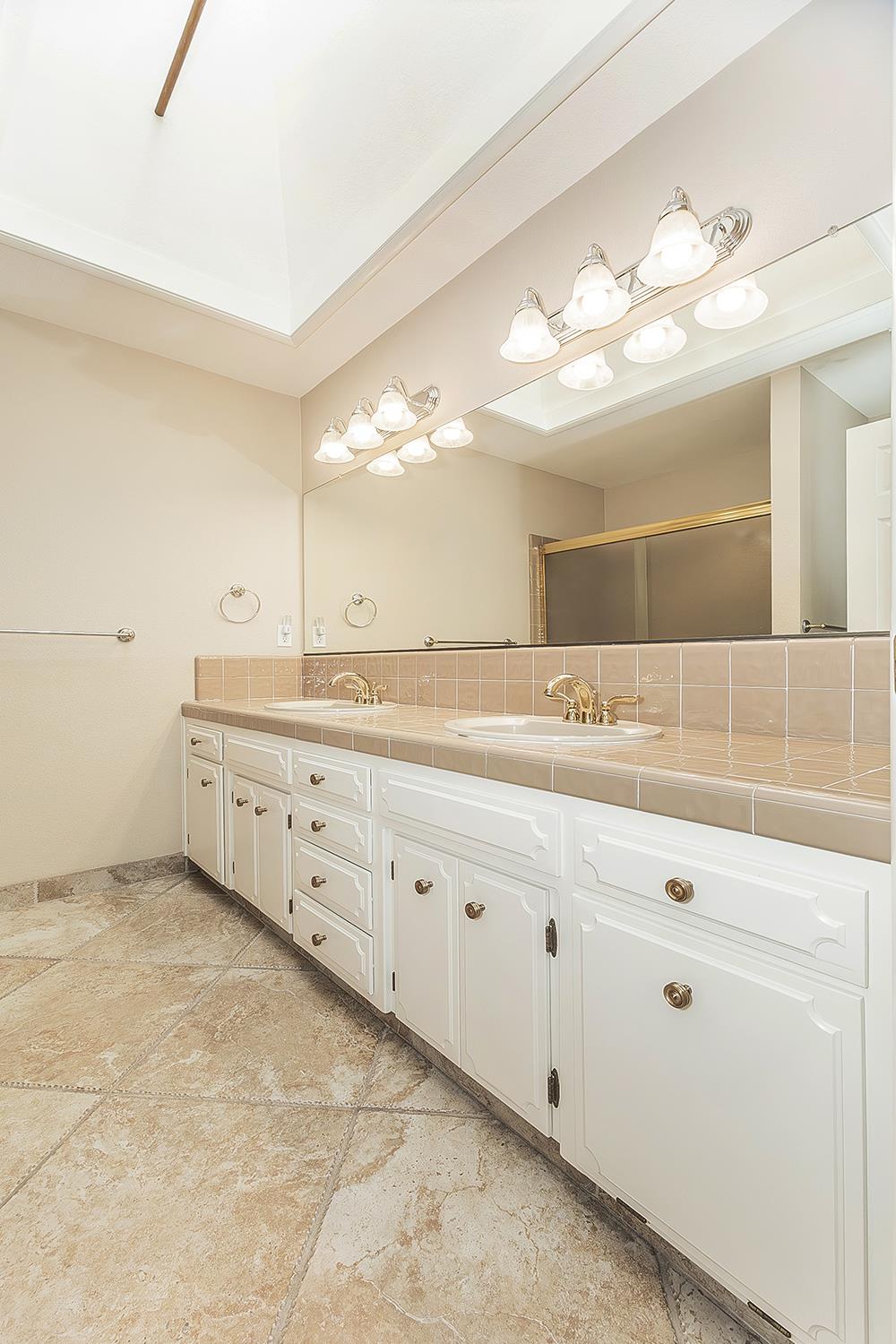 7677 N Gearhart Ave, Fresno, CA 93720