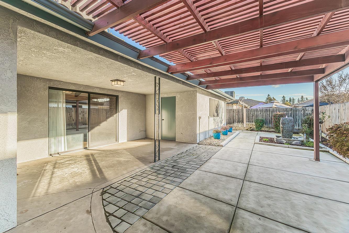 7677 N Gearhart Ave, Fresno, CA 93720