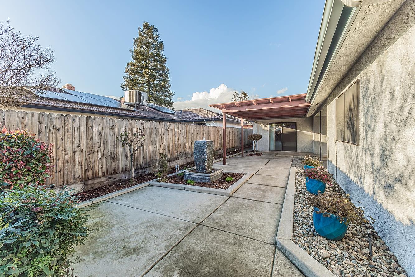 7677 N Gearhart Ave, Fresno, CA 93720