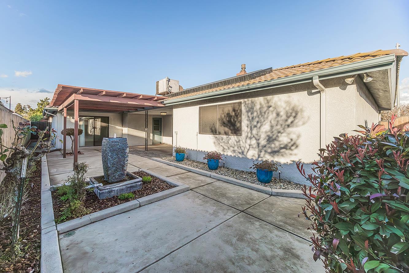 7677 N Gearhart Ave, Fresno, CA 93720