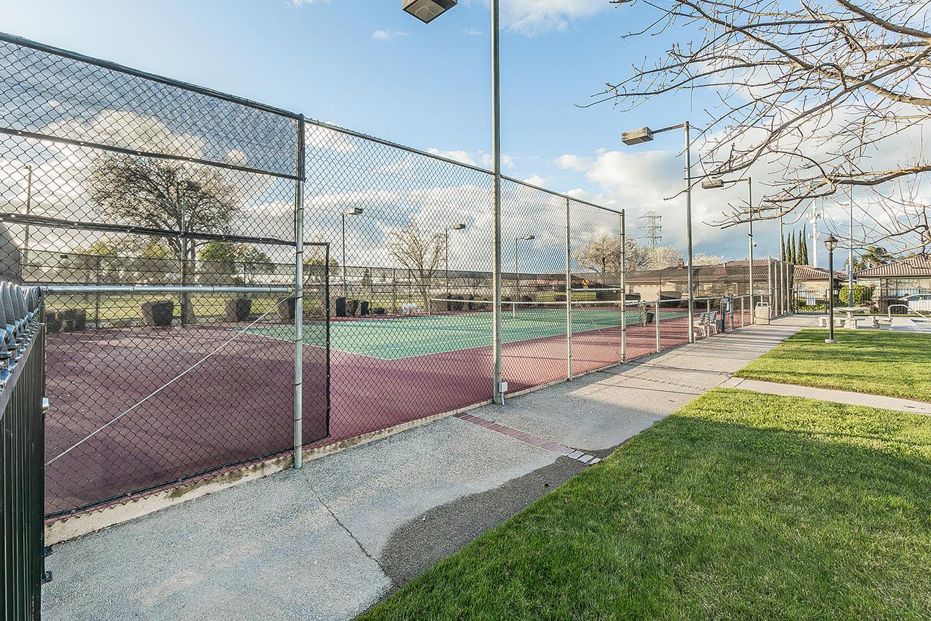 7677 N Gearhart Ave, Fresno, CA 93720