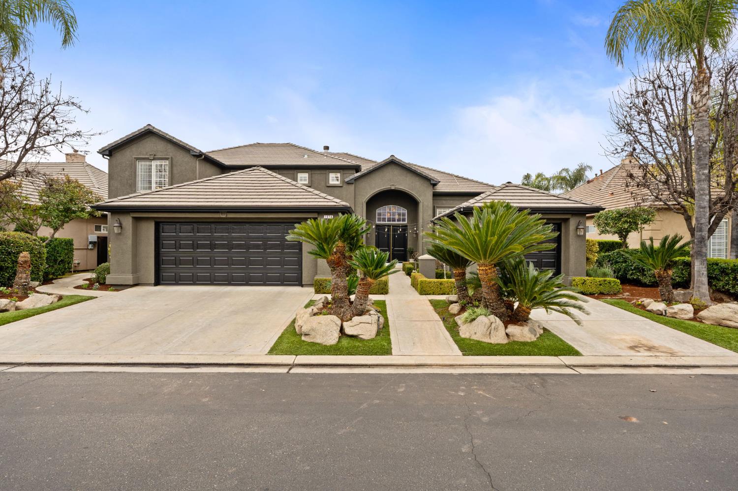 1674 E Shadow Glen Dr, Fresno, CA 93730