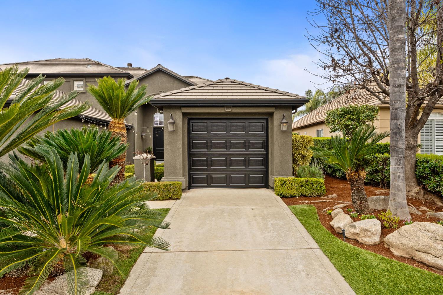 1674 E Shadow Glen Dr, Fresno, CA 93730