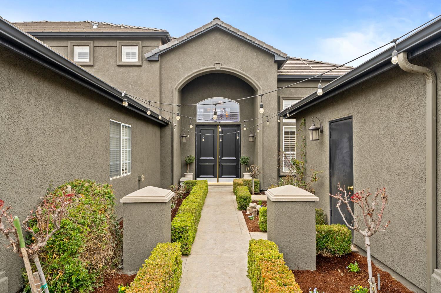 1674 E Shadow Glen Dr, Fresno, CA 93730