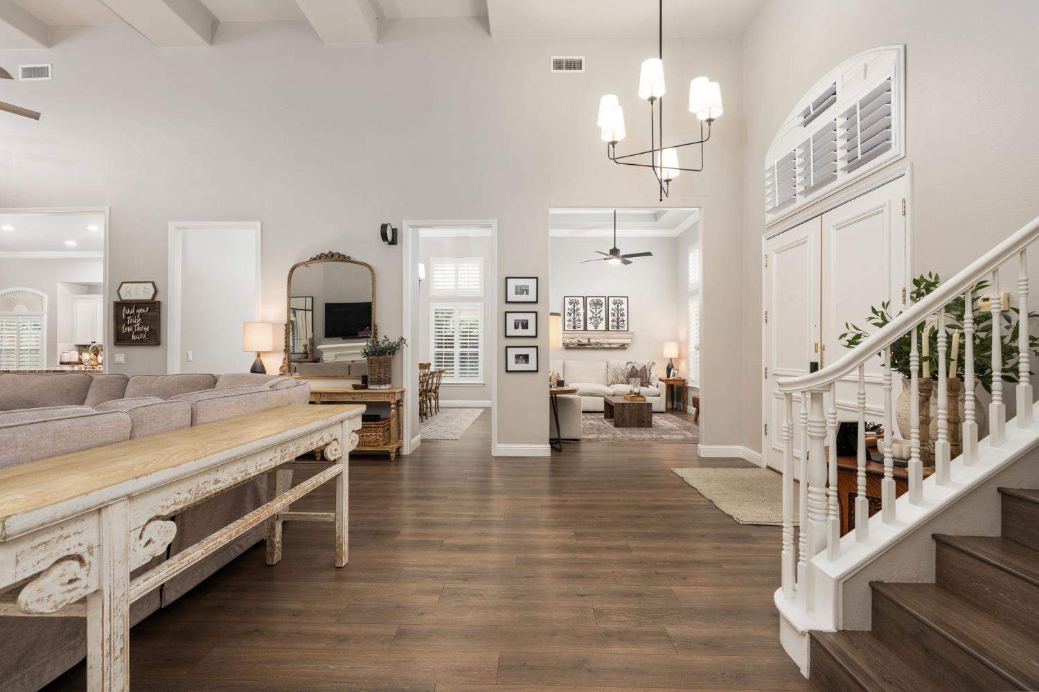 1674 E Shadow Glen Dr, Fresno, CA 93730