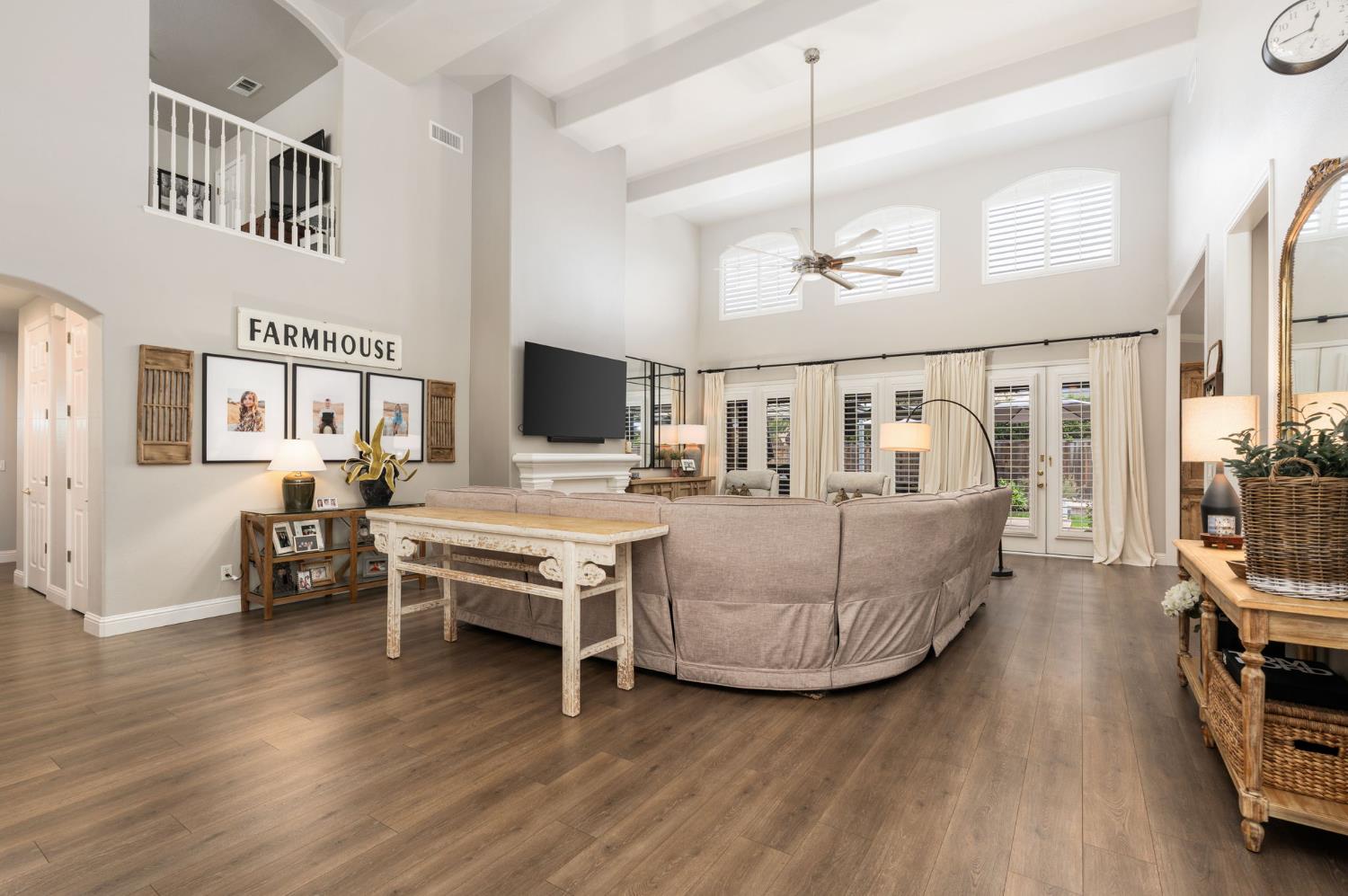 1674 E Shadow Glen Dr, Fresno, CA 93730