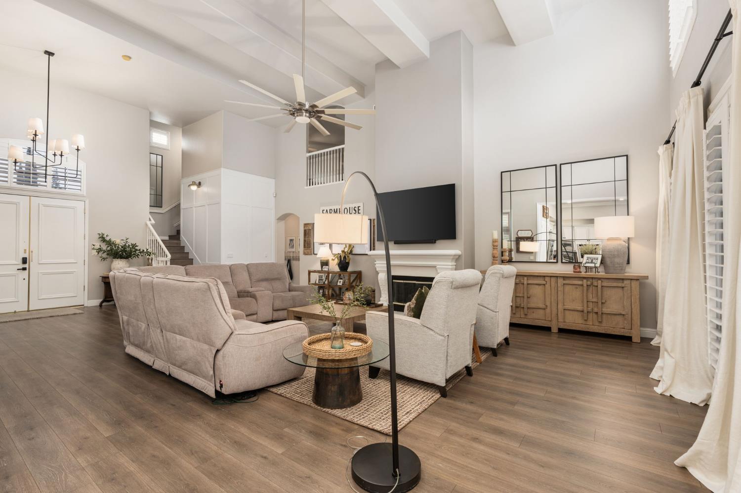 1674 E Shadow Glen Dr, Fresno, CA 93730