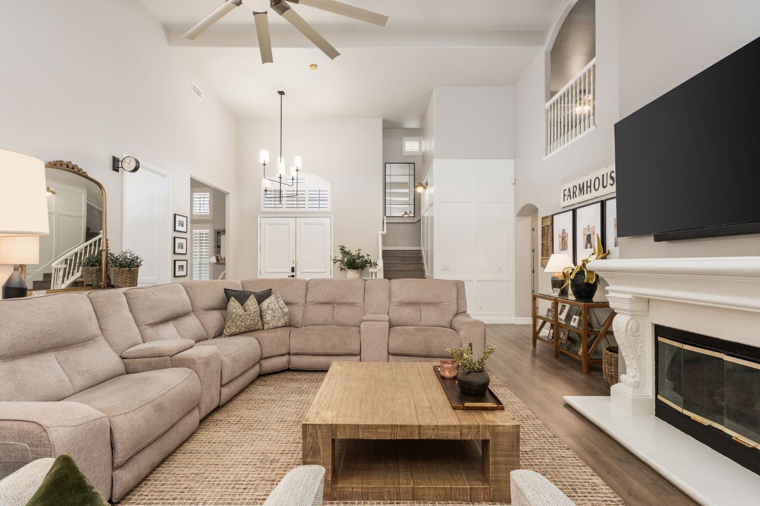 1674 E Shadow Glen Dr, Fresno, CA 93730