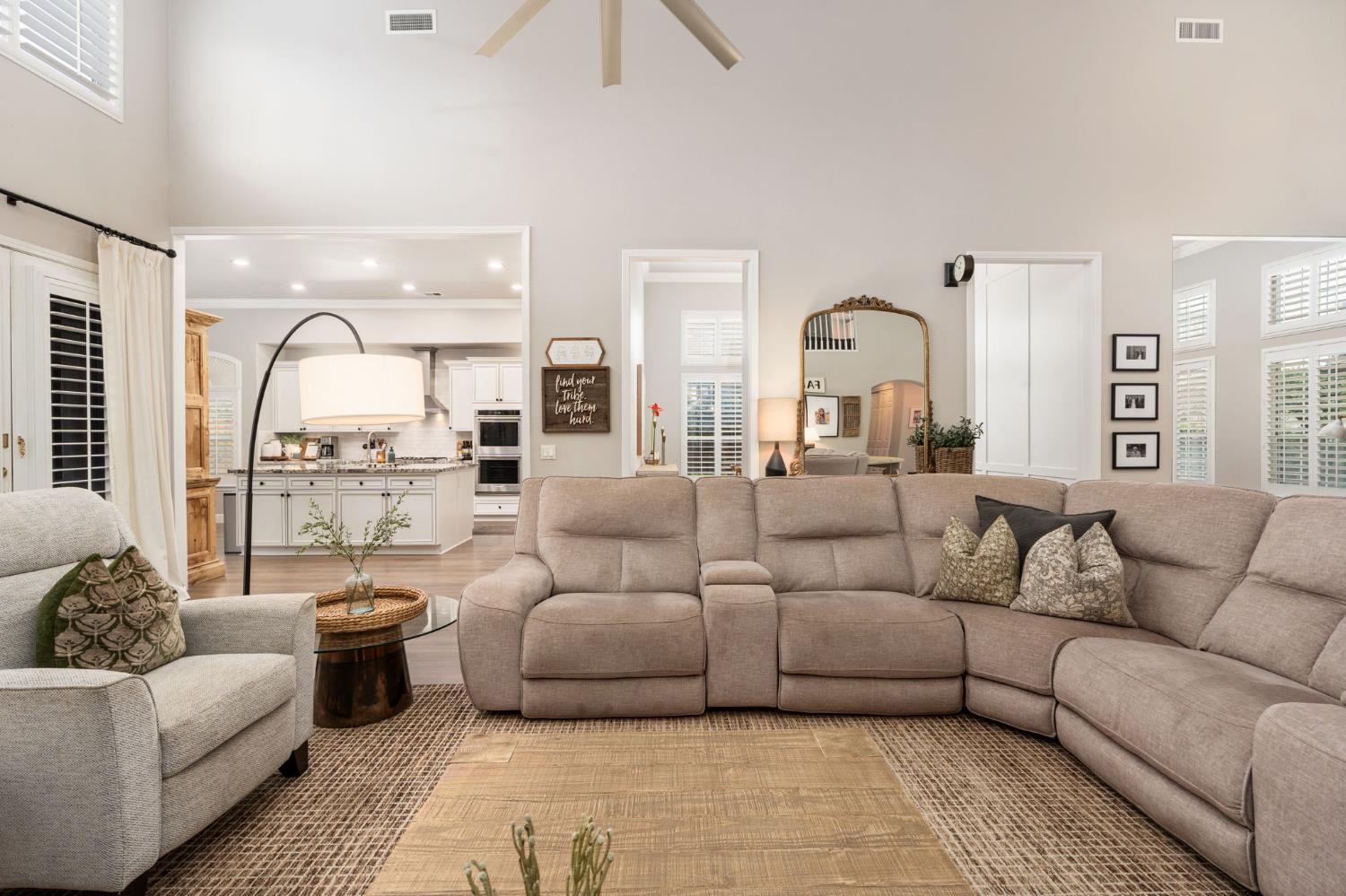 1674 E Shadow Glen Dr, Fresno, CA 93730