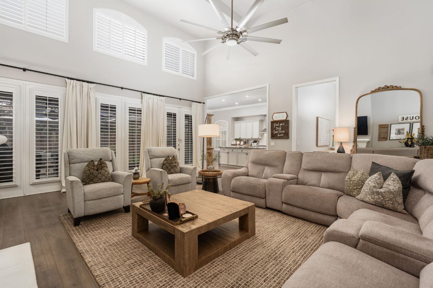 1674 E Shadow Glen Dr, Fresno, CA 93730