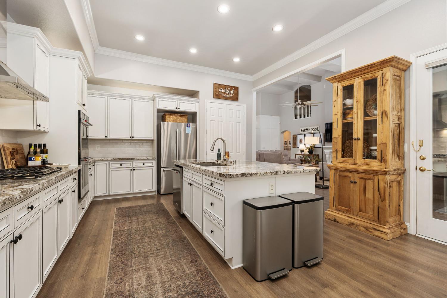 1674 E Shadow Glen Dr, Fresno, CA 93730