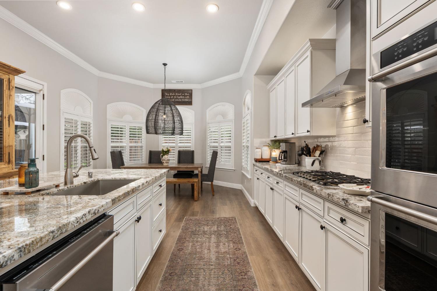 1674 E Shadow Glen Dr, Fresno, CA 93730