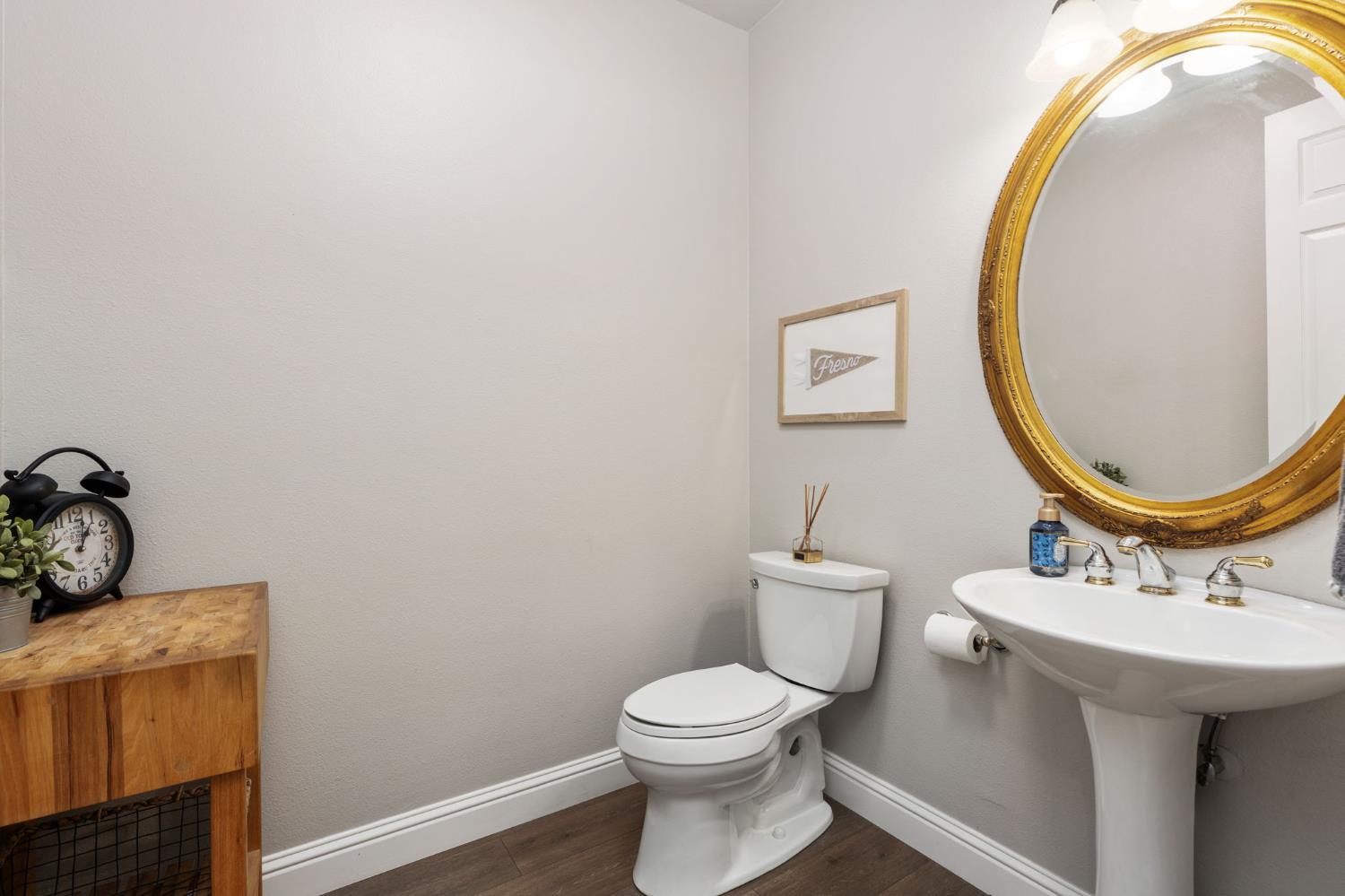 1674 E Shadow Glen Dr, Fresno, CA 93730