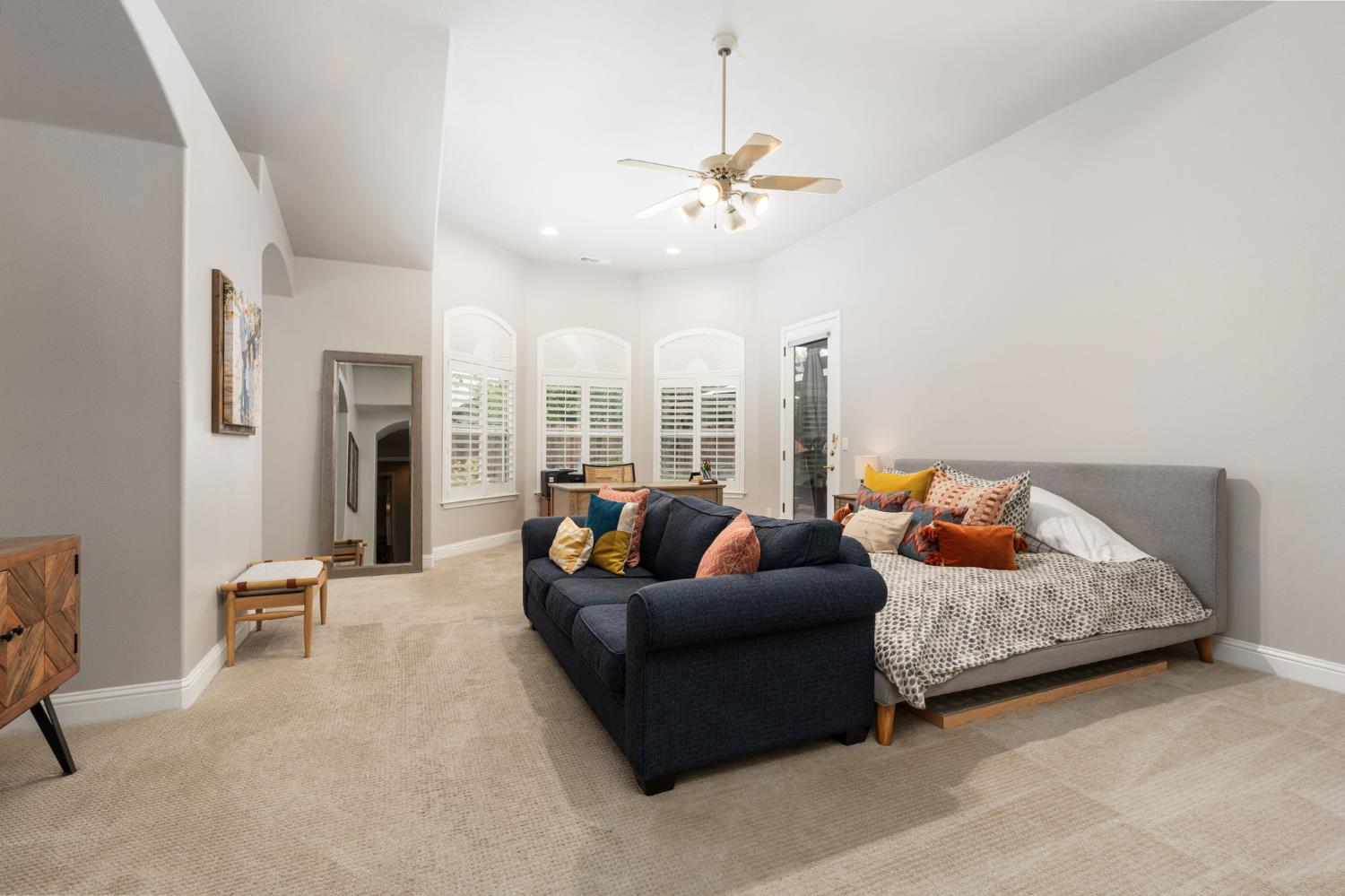 1674 E Shadow Glen Dr, Fresno, CA 93730