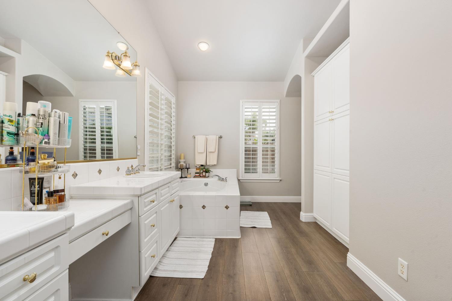 1674 E Shadow Glen Dr, Fresno, CA 93730