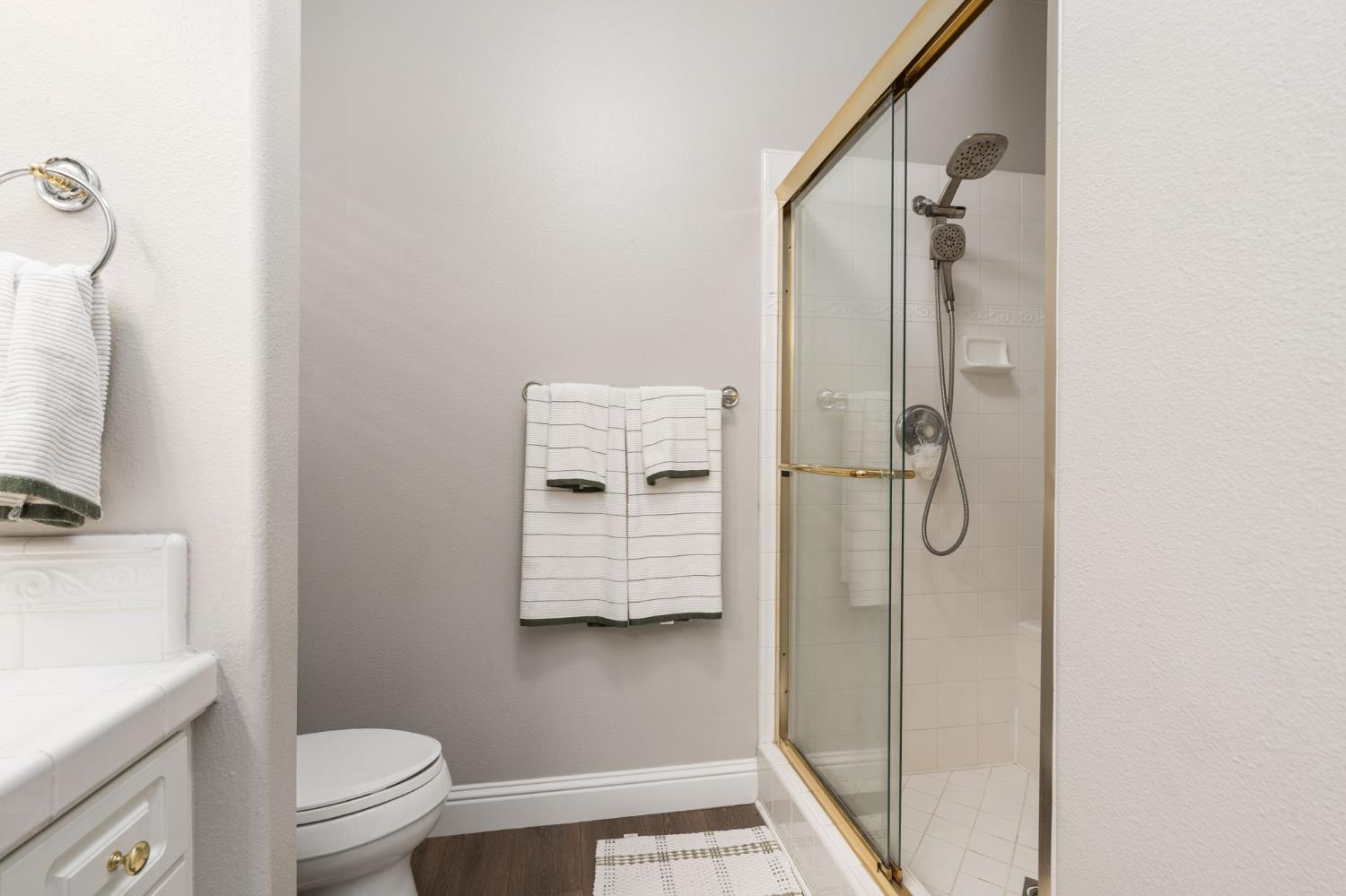 1674 E Shadow Glen Dr, Fresno, CA 93730