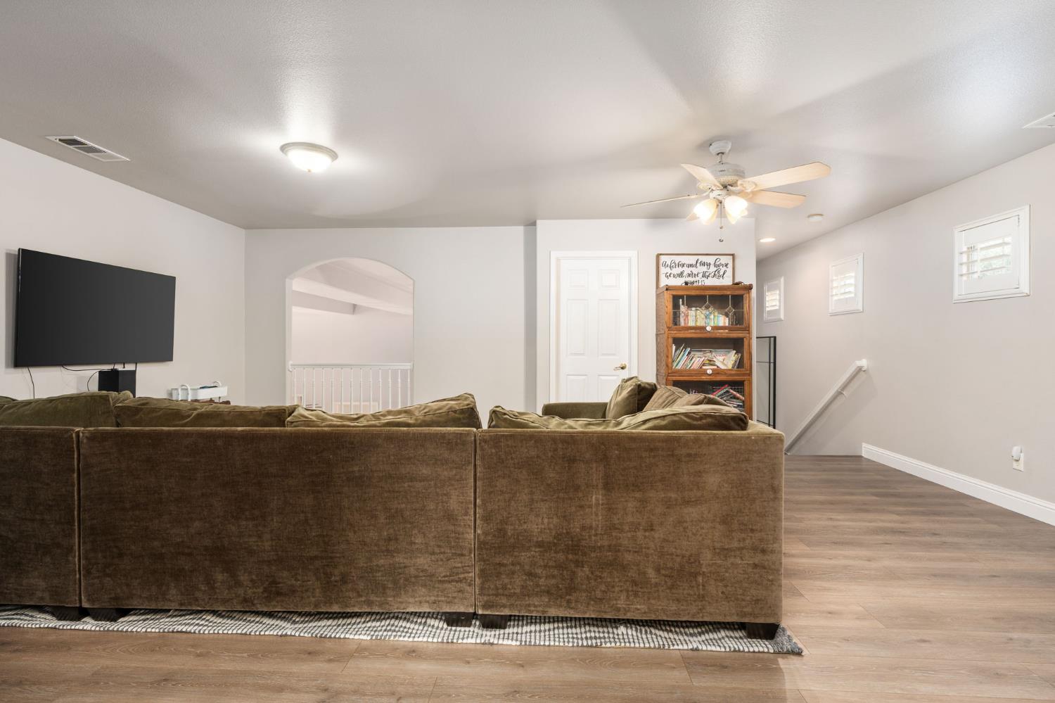 1674 E Shadow Glen Dr, Fresno, CA 93730