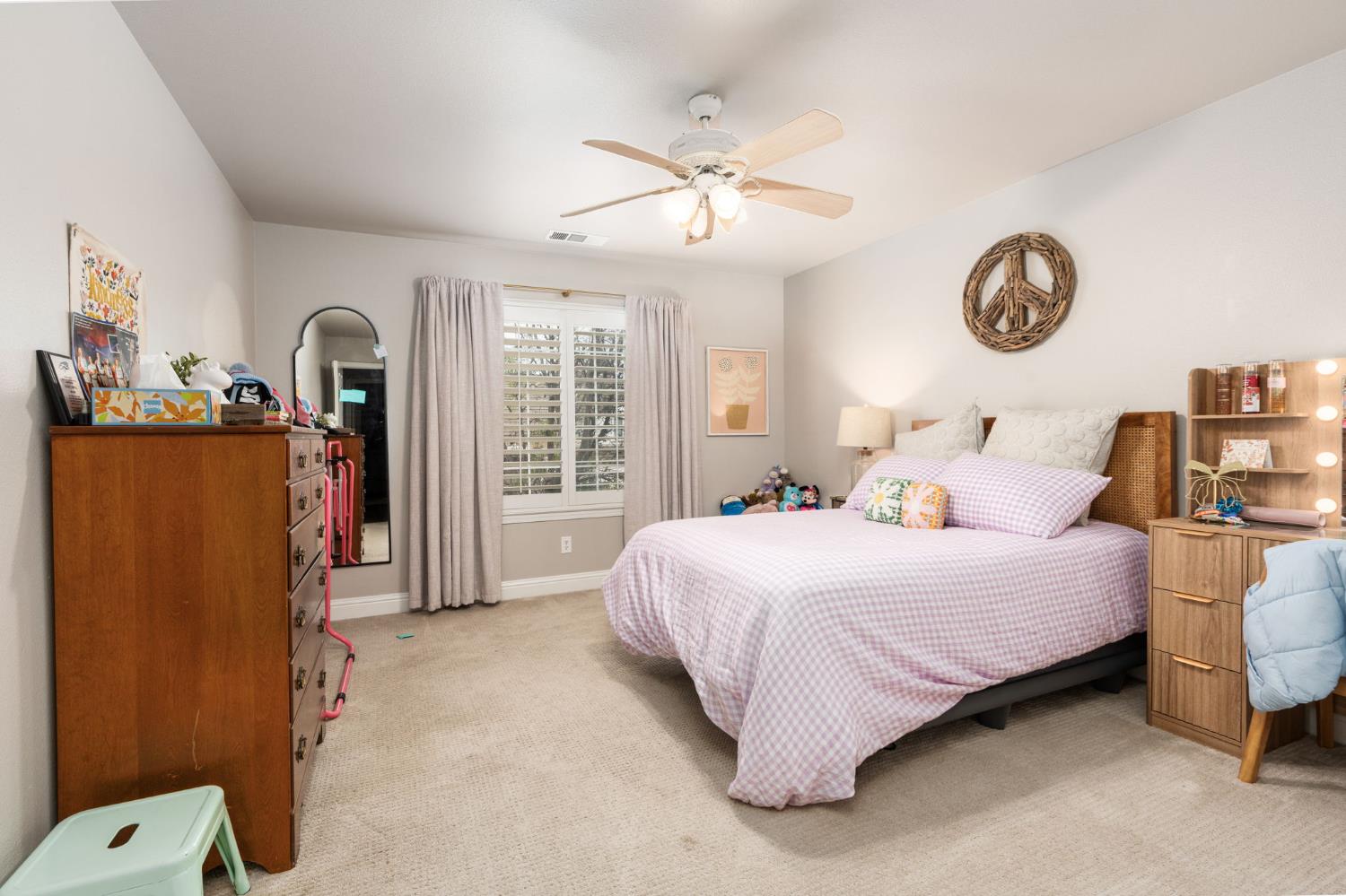 1674 E Shadow Glen Dr, Fresno, CA 93730