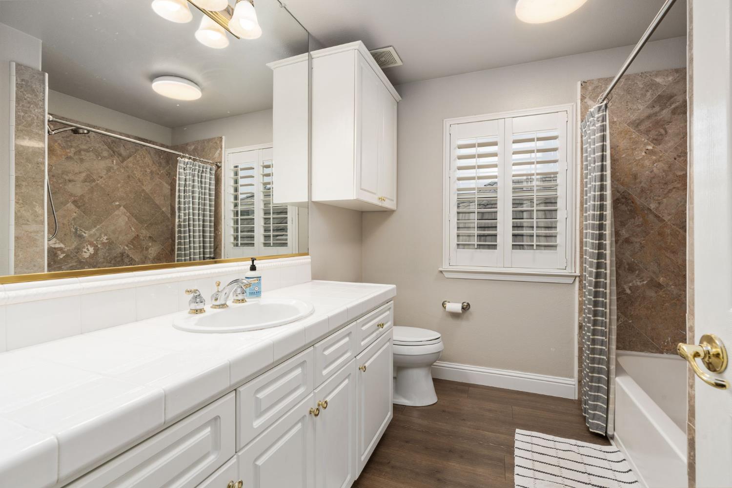 1674 E Shadow Glen Dr, Fresno, CA 93730