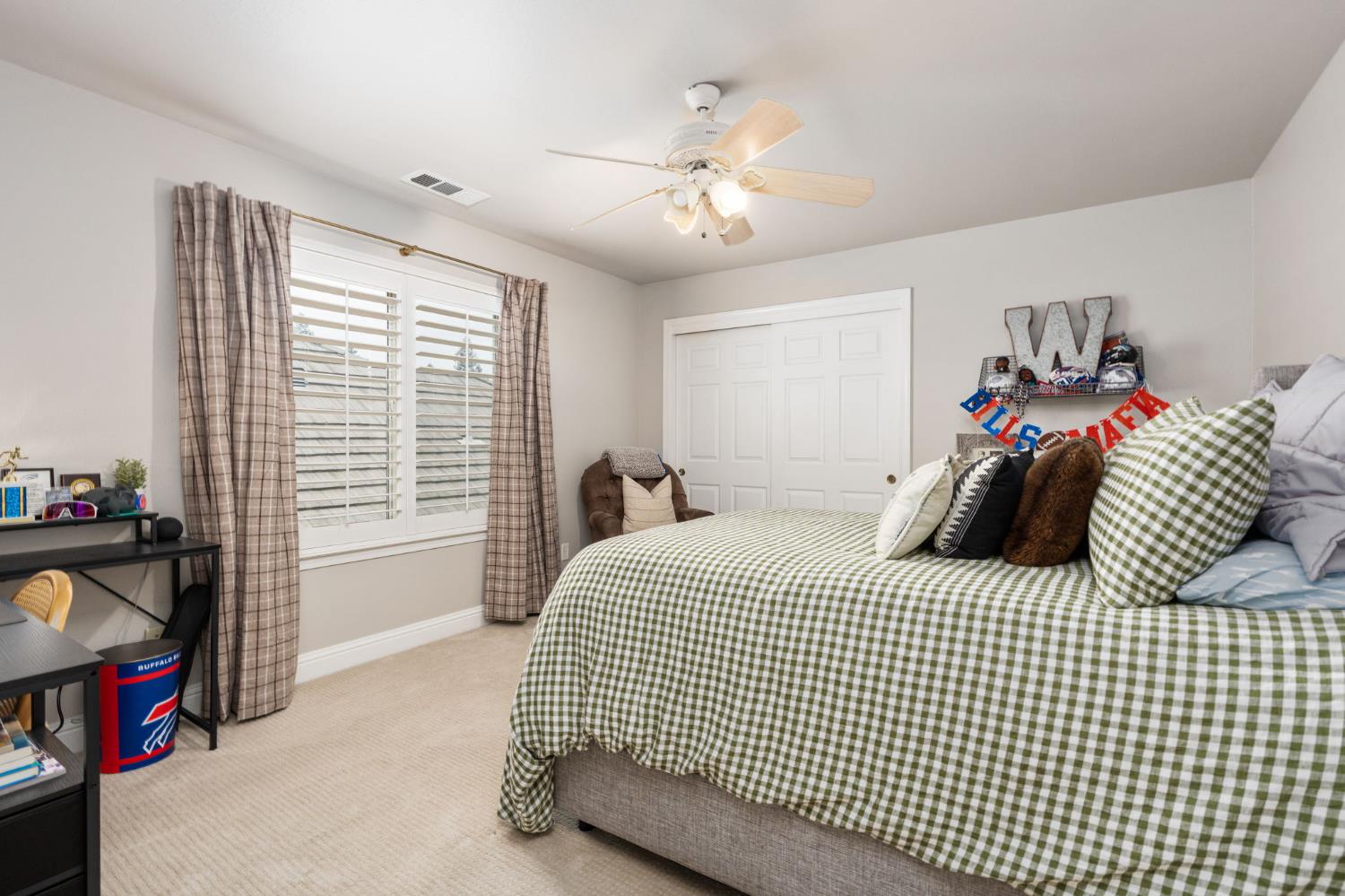 1674 E Shadow Glen Dr, Fresno, CA 93730