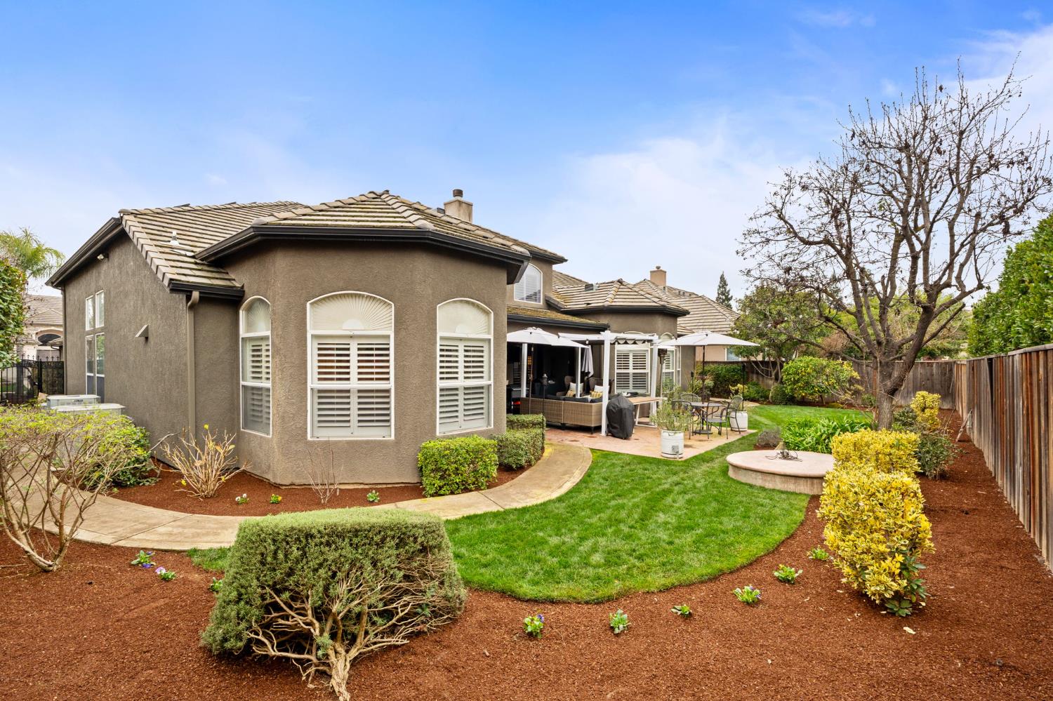 1674 E Shadow Glen Dr, Fresno, CA 93730