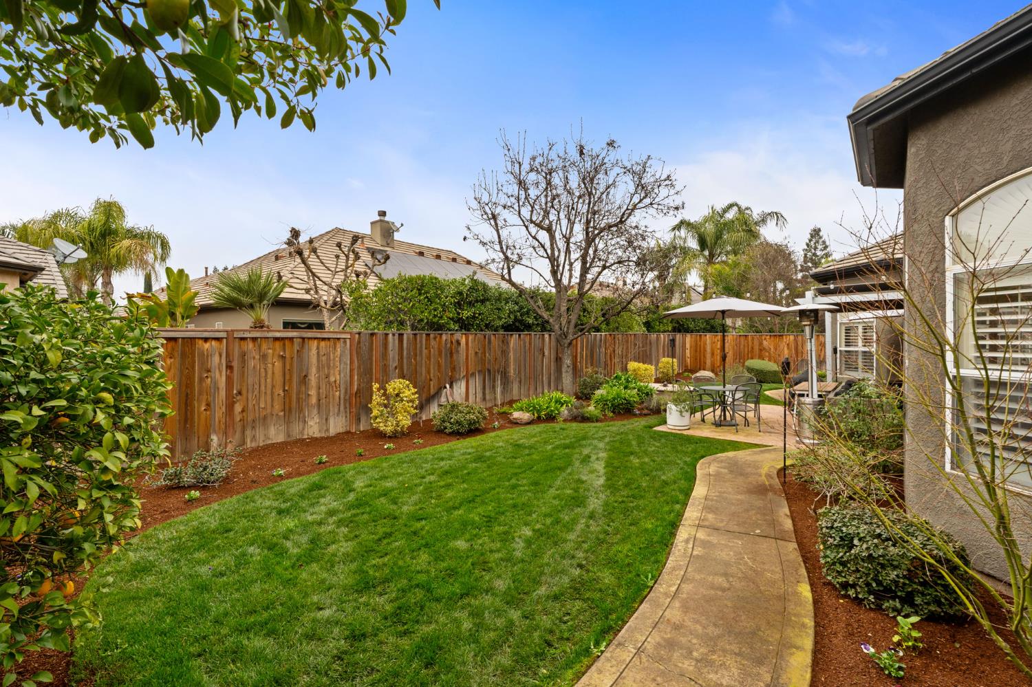 1674 E Shadow Glen Dr, Fresno, CA 93730