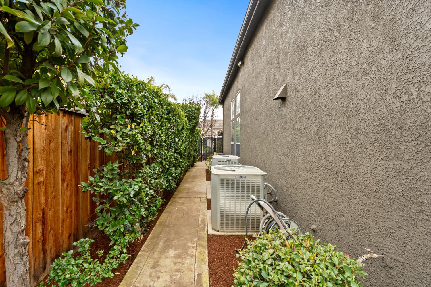 1674 E Shadow Glen Dr, Fresno, CA 93730