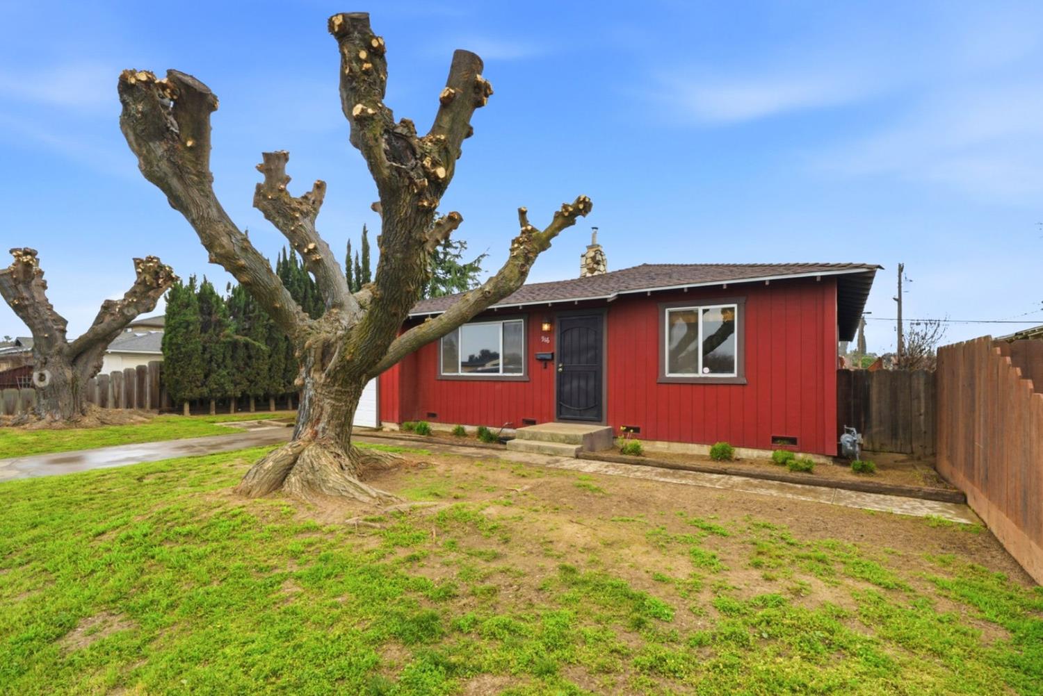 946 6th St, Livingston, CA 95334