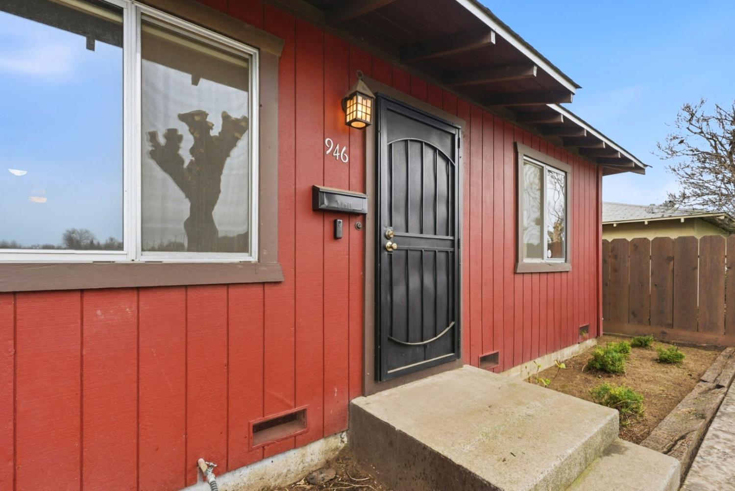 946 6th St, Livingston, CA 95334