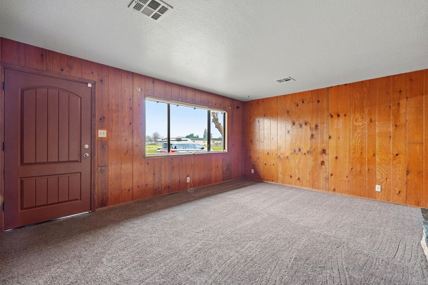 946 6th St, Livingston, CA 95334