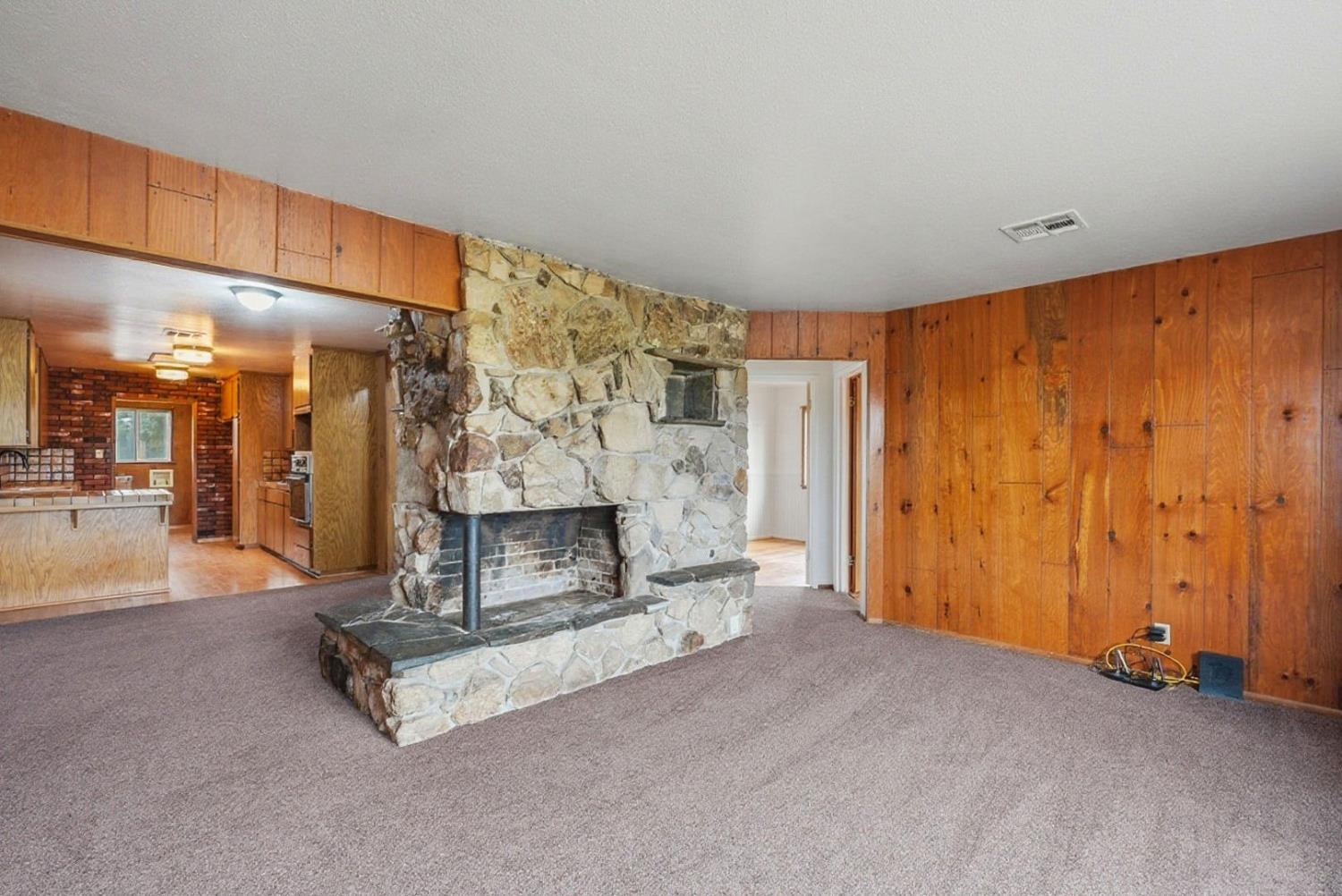 946 6th St, Livingston, CA 95334