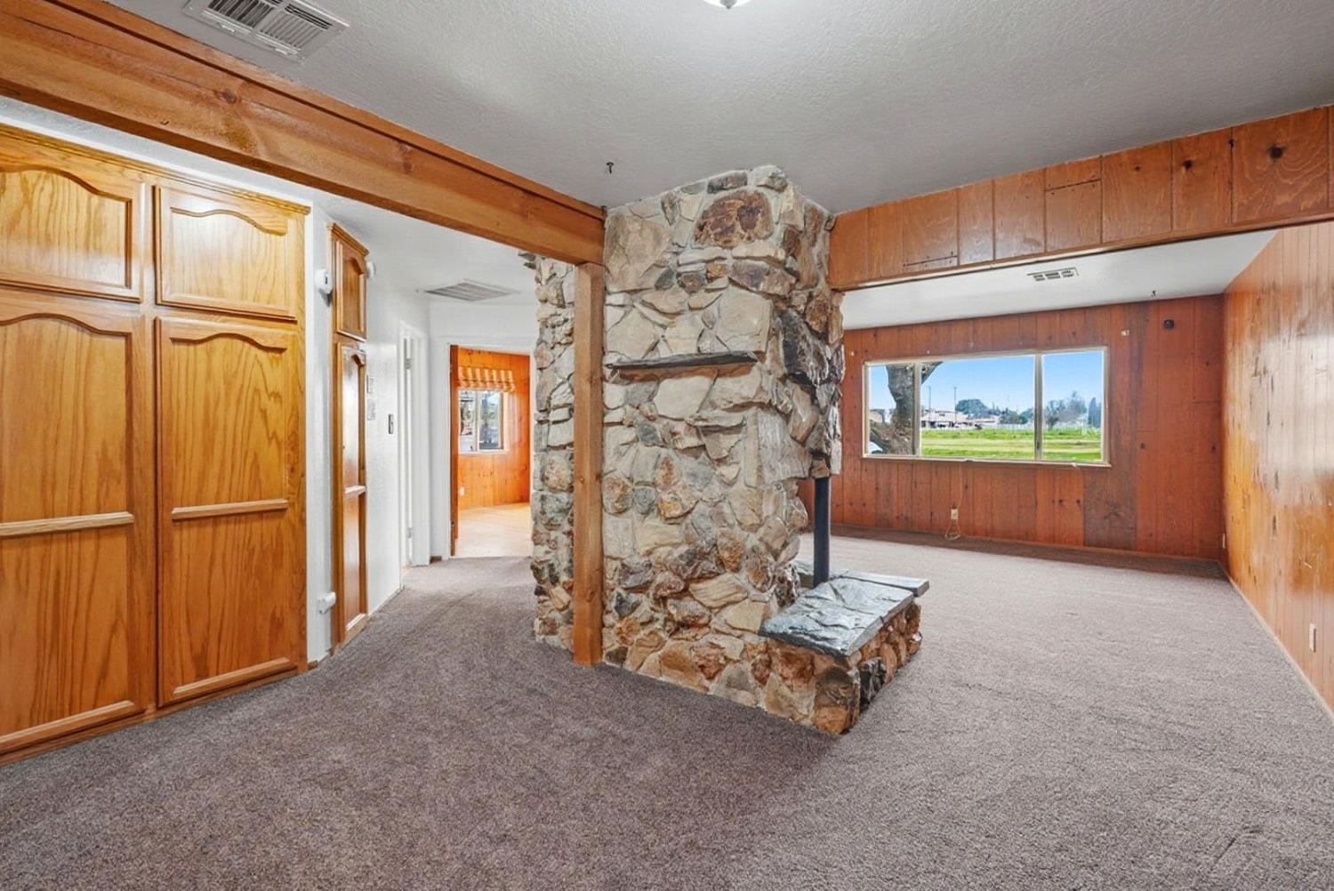 946 6th St, Livingston, CA 95334