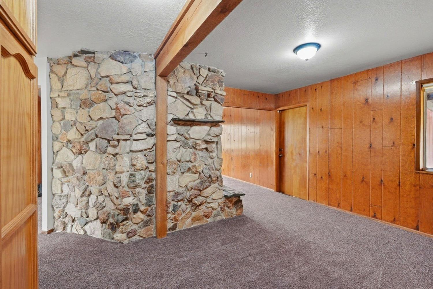 946 6th St, Livingston, CA 95334