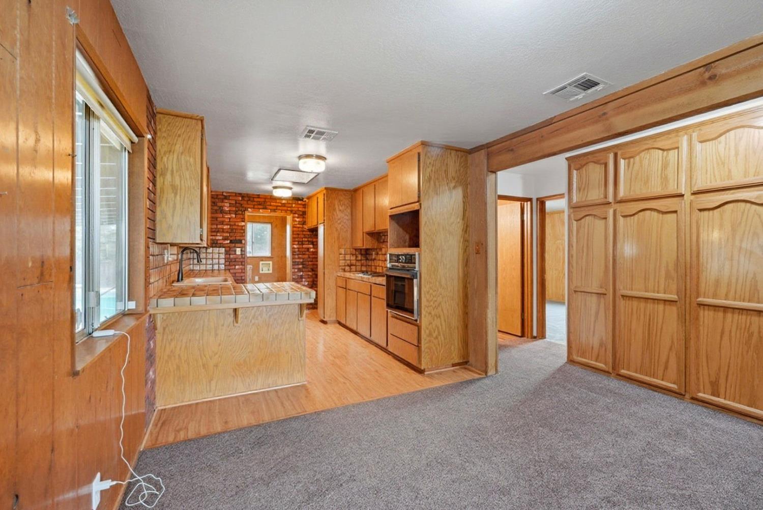 946 6th St, Livingston, CA 95334