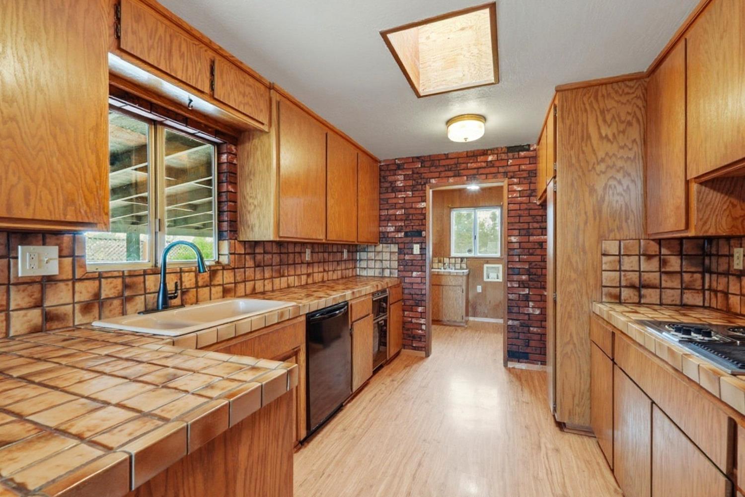 946 6th St, Livingston, CA 95334