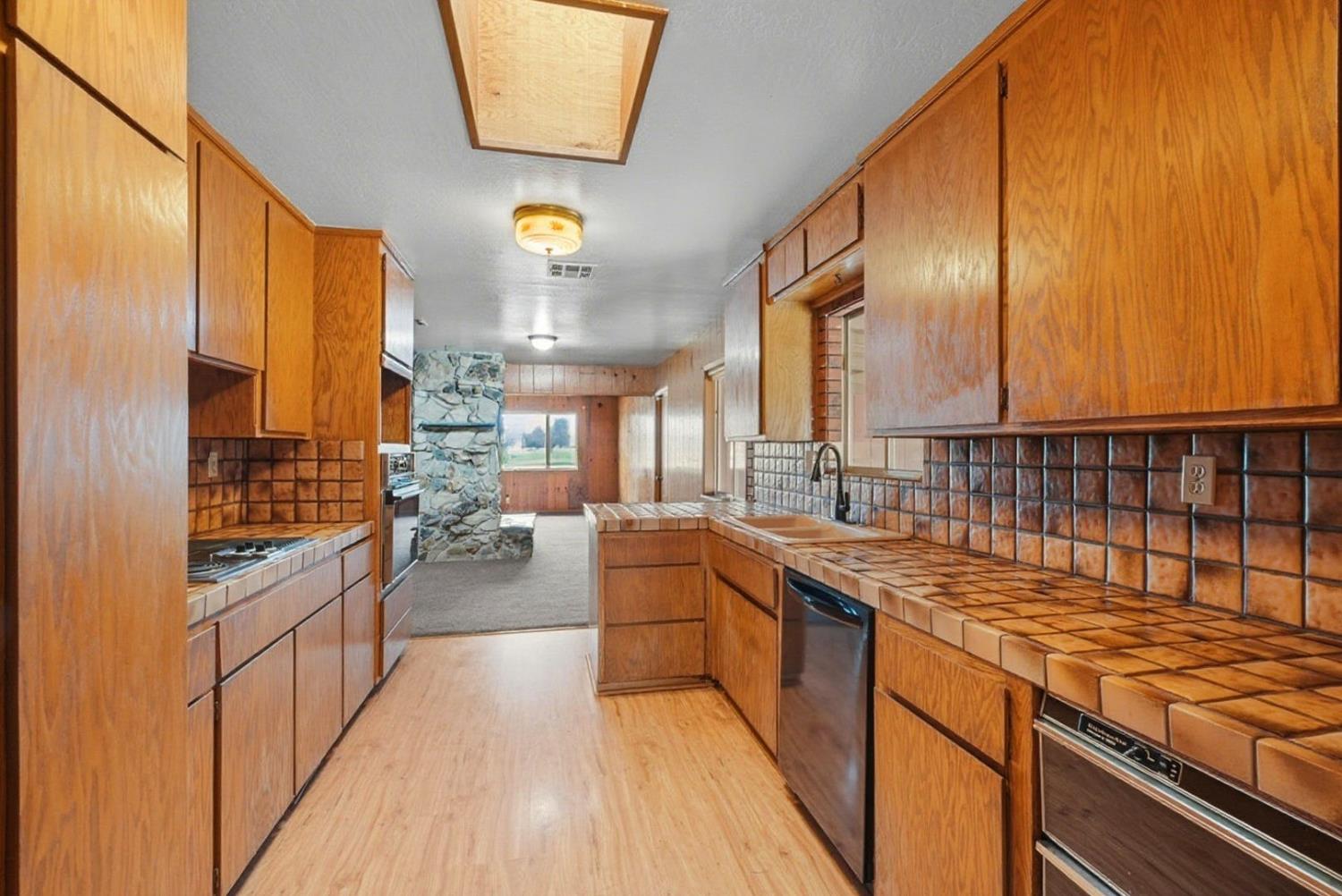 946 6th St, Livingston, CA 95334