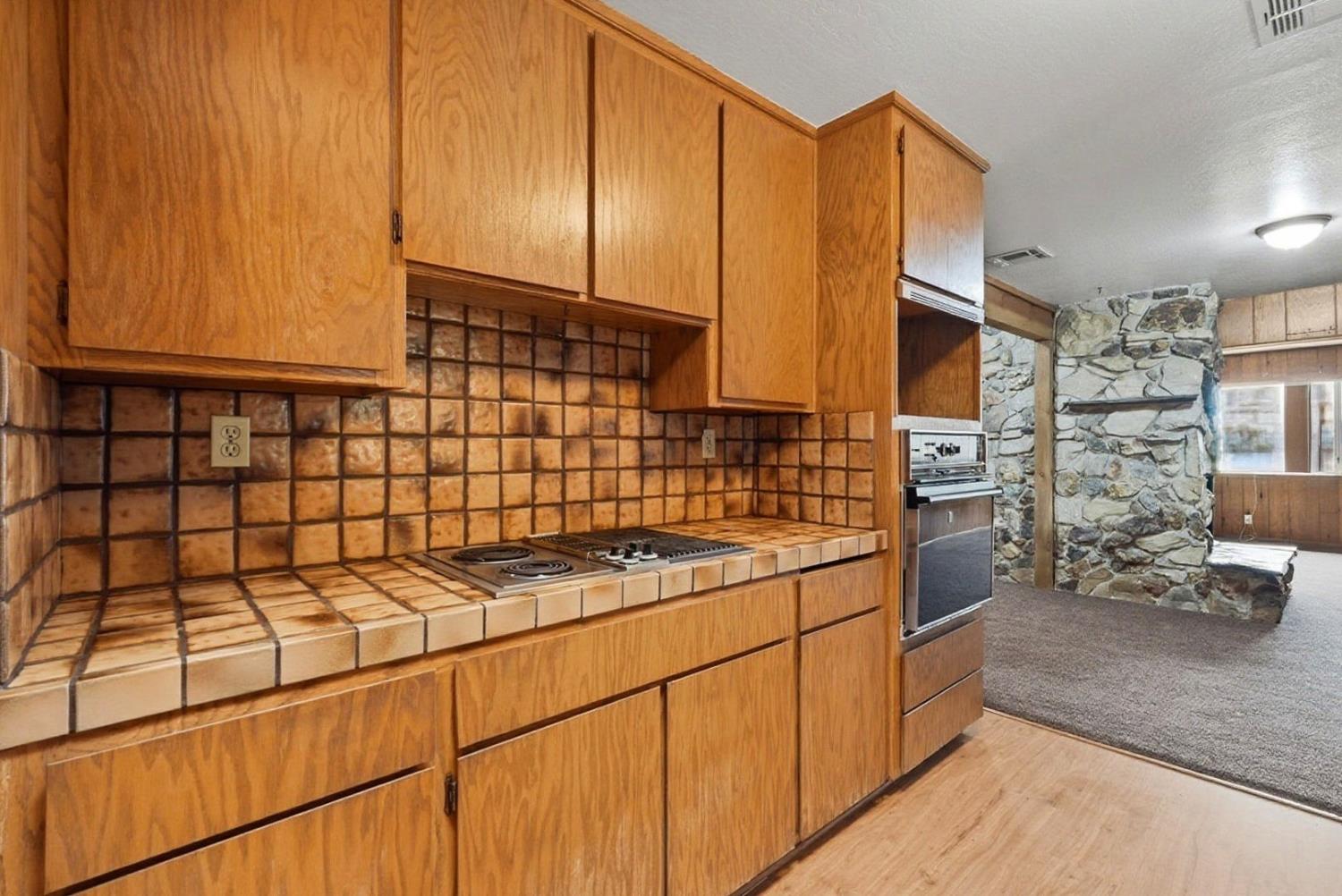 946 6th St, Livingston, CA 95334