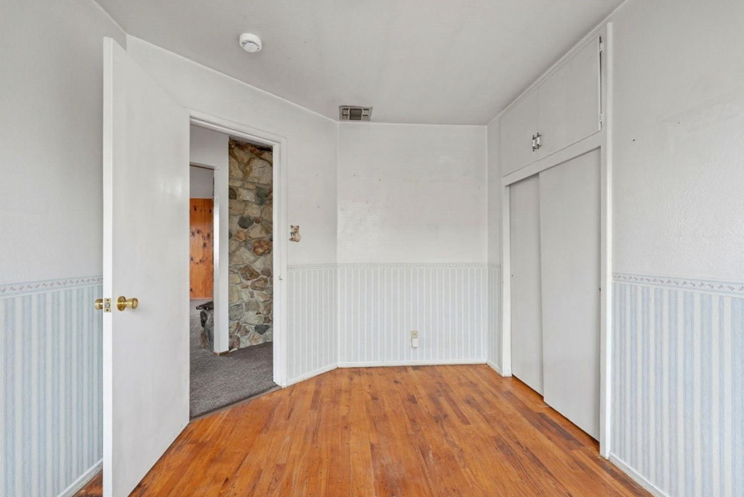 946 6th St, Livingston, CA 95334