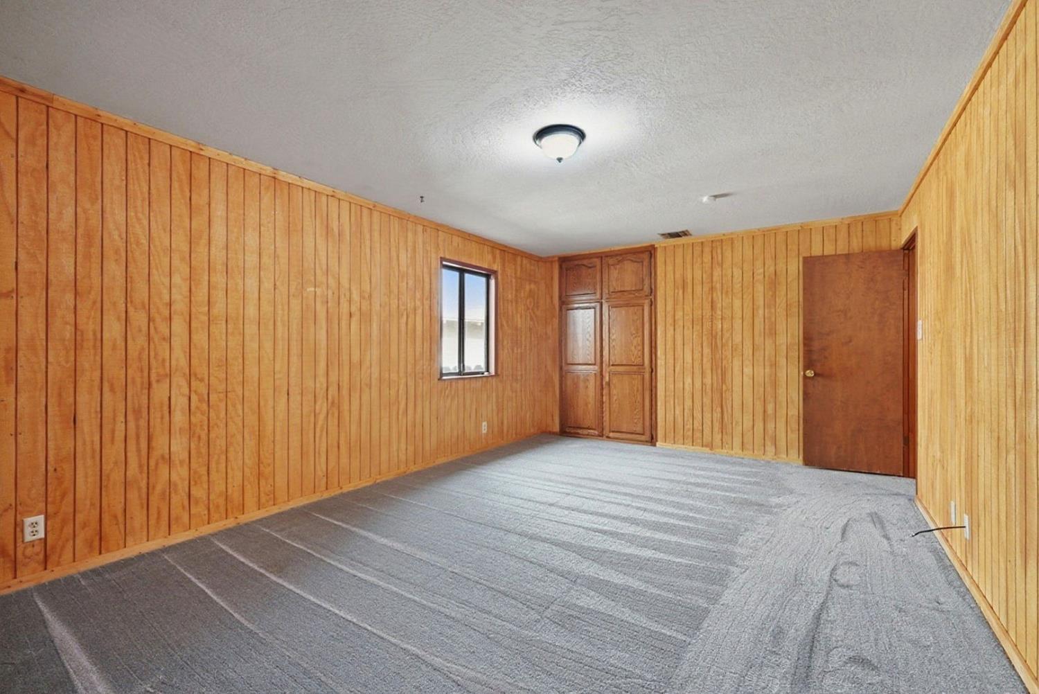 946 6th St, Livingston, CA 95334