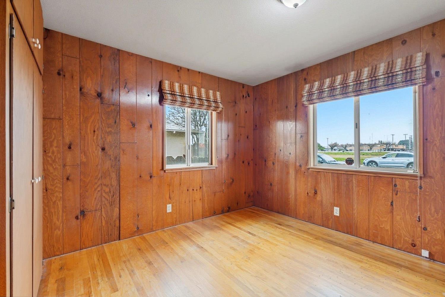 946 6th St, Livingston, CA 95334