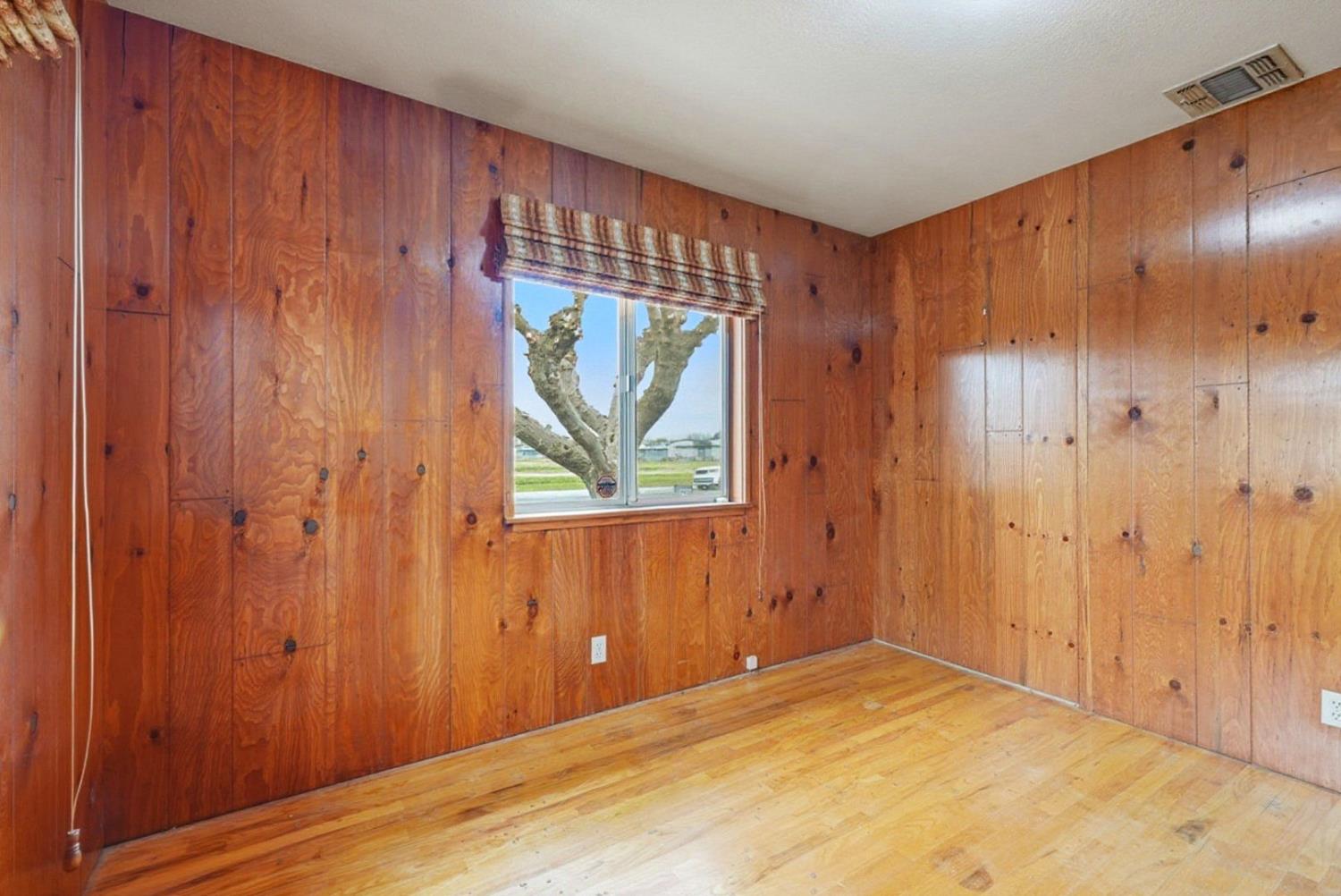 946 6th St, Livingston, CA 95334