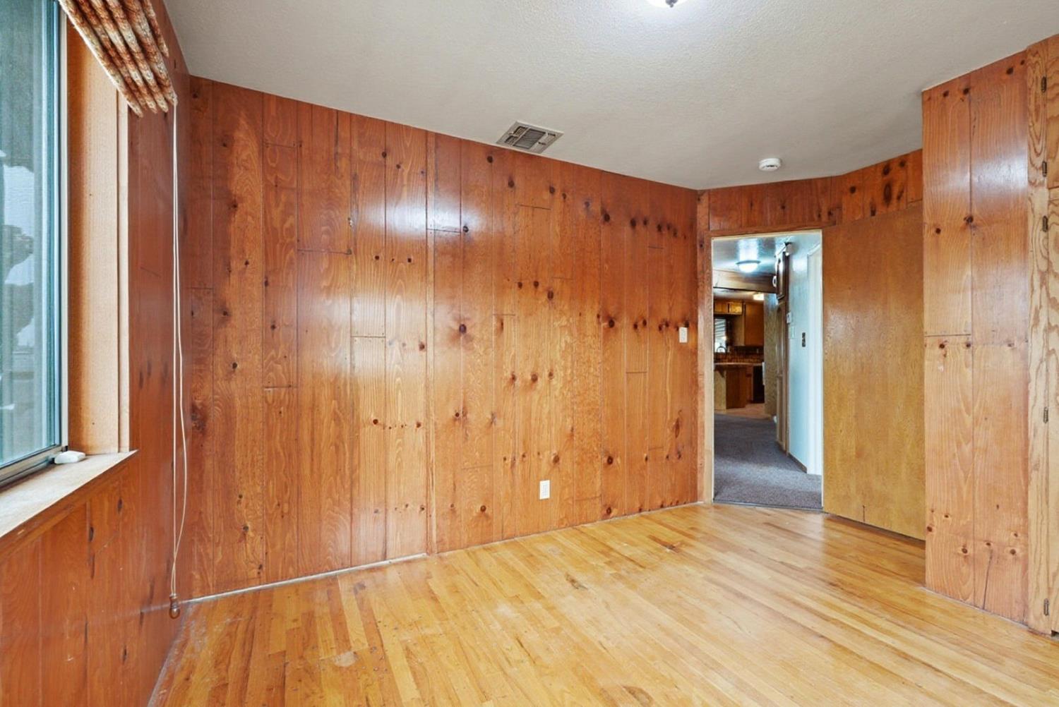 946 6th St, Livingston, CA 95334