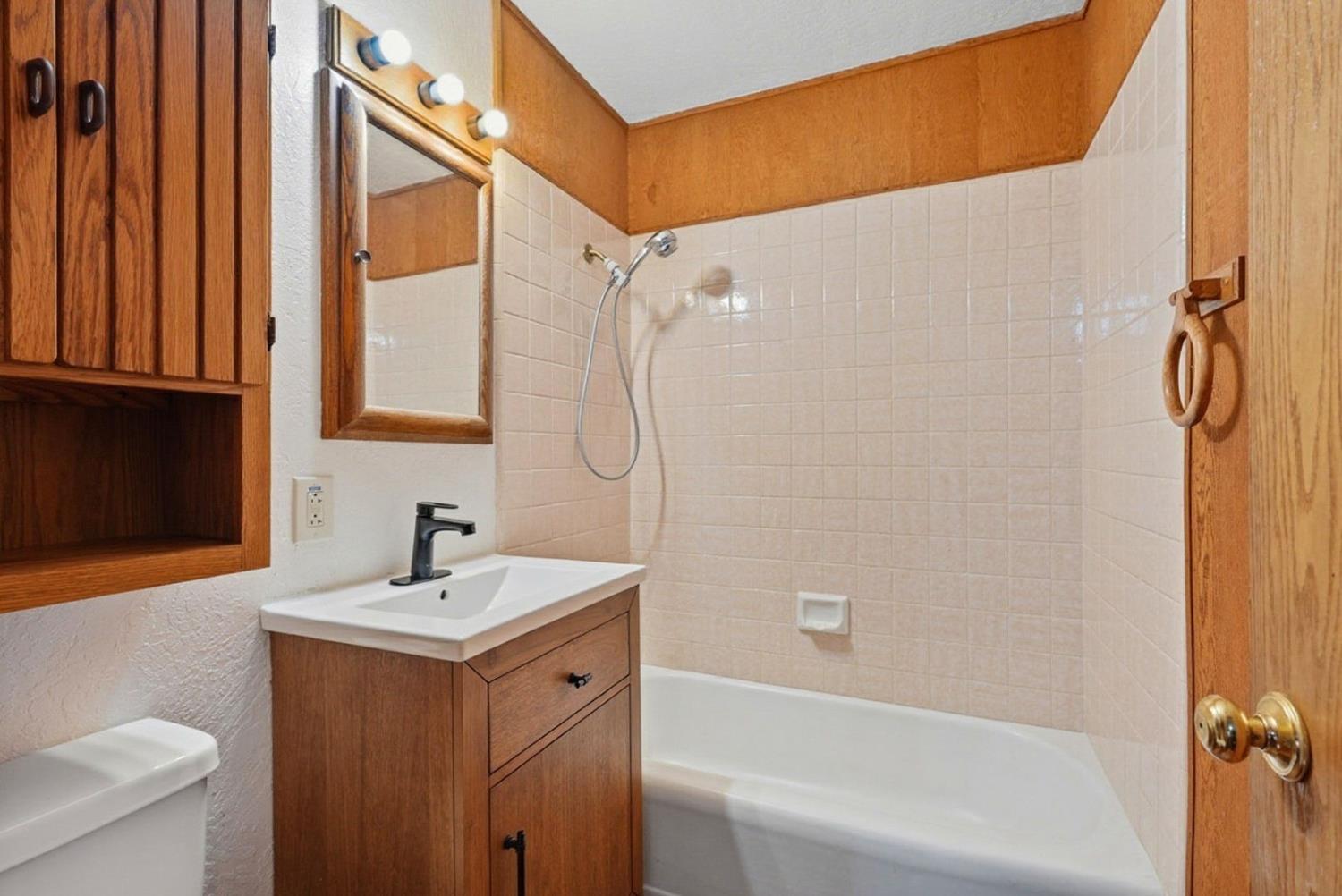 946 6th St, Livingston, CA 95334