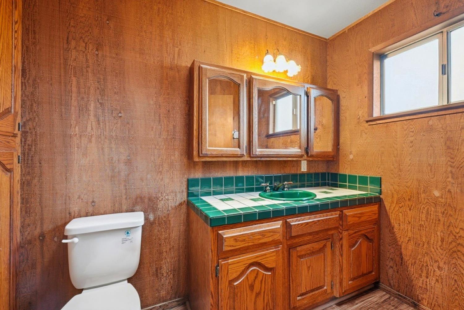 946 6th St, Livingston, CA 95334