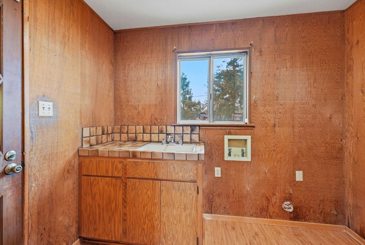 946 6th St, Livingston, CA 95334